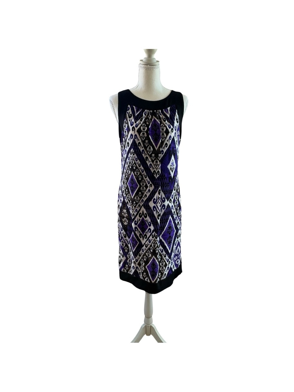 Sleeveless Geometric Print Sheath Dress in Black and Purple